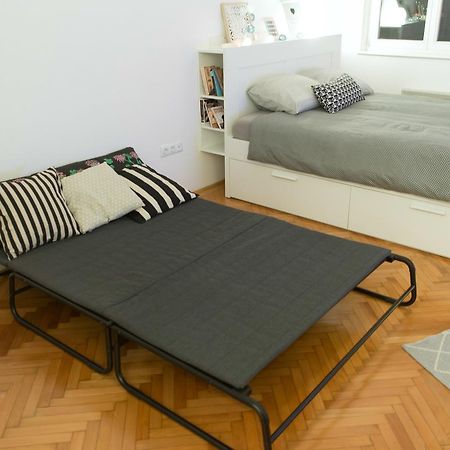 Bright & Stylish Studio Home, Superbly Located サラエヴォ エクステリア 写真