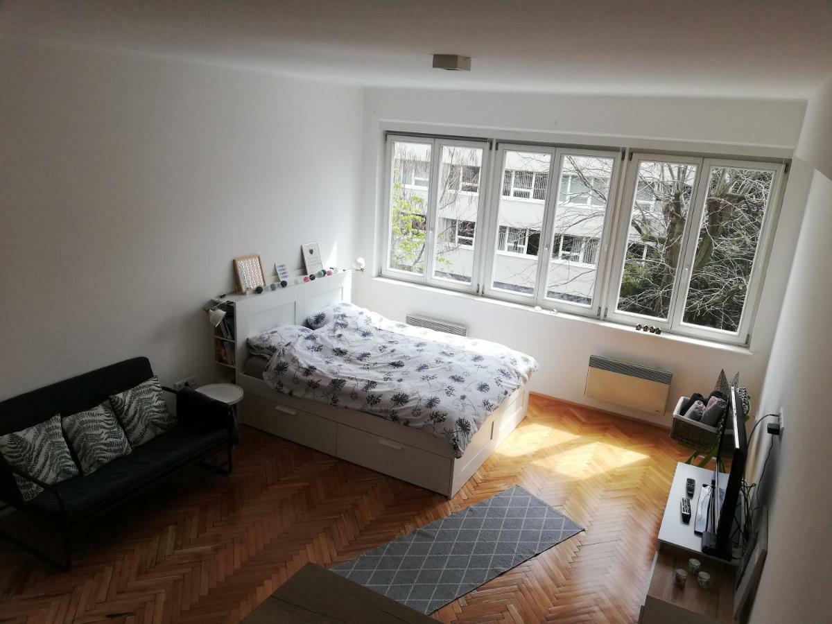 Bright & Stylish Studio Home, Superbly Located サラエヴォ エクステリア 写真